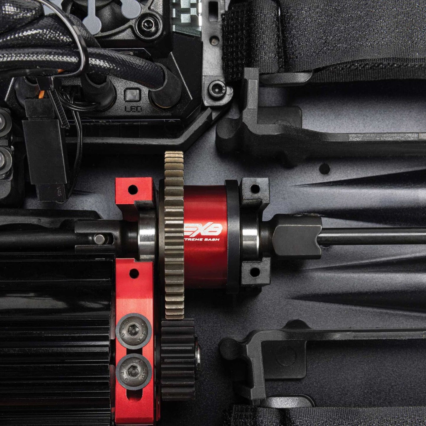 1/7 ARRMA LIMITLESS 120 8S AVC 4X4 RTR - Close-up of mechanical components with a red gear