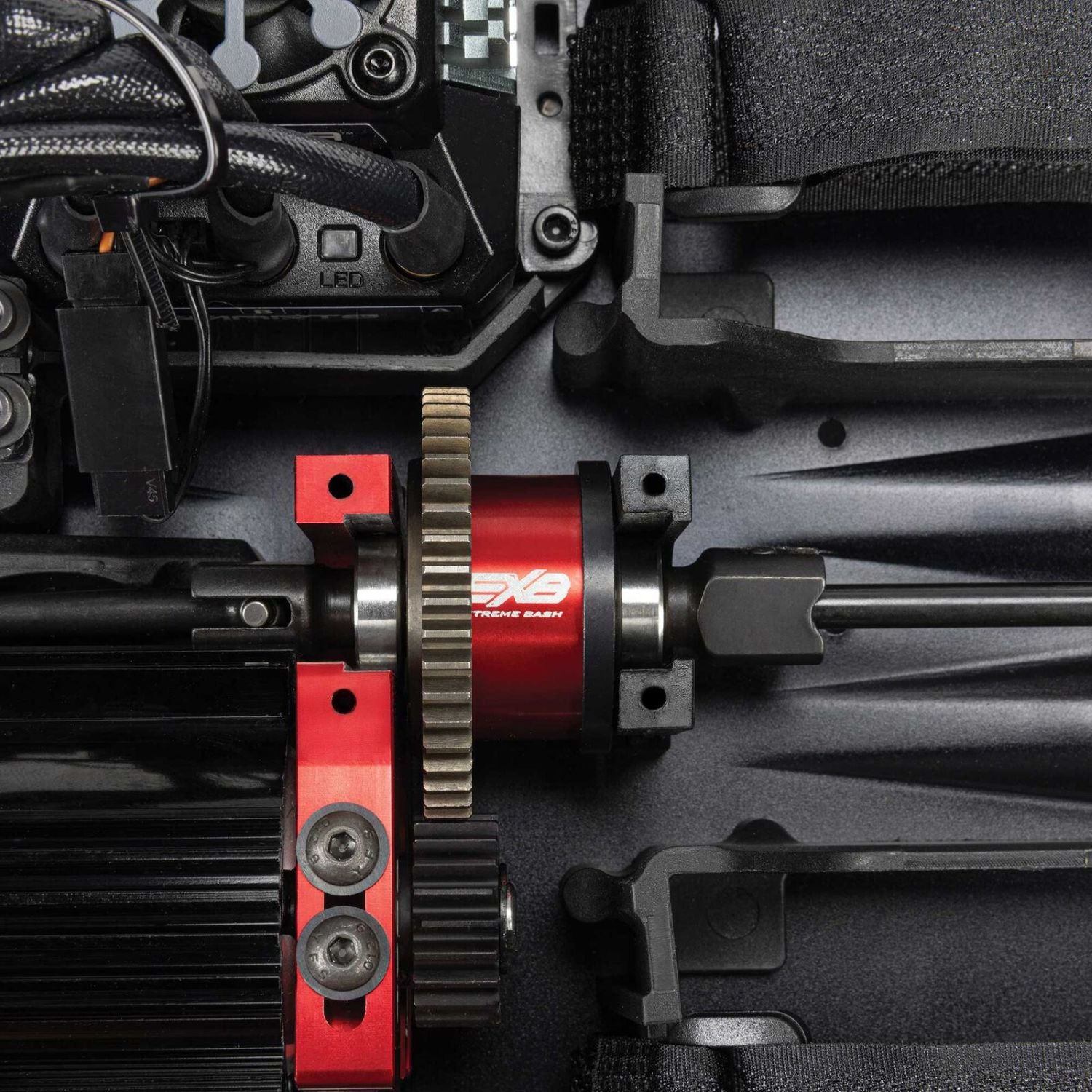 1/7 ARRMA LIMITLESS 120 8S AVC 4X4 RTR - Close-up of mechanical components with a red gear